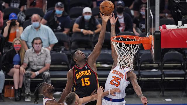 Clint Capela et les Hawks ont pris l'avantage face aux New York Knicks. [Seth Wenig]