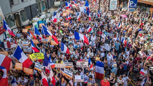 Des opposants au pass sanitaire ont à nouveau défilé en nombre à Paris. [Keystone - EPA/Christophe Petit Tesson]