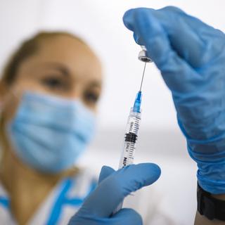 La vaccination se poursuite dans le monde. [AFP - Andrej Isakovic]