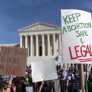 Samedi 2 octobre: des milliers de personnes ont défilé devant la Cour Suprême à Washington pour défendre le droit à l'avortement. [Keystone/AP Photo - Jose Luis Magana]