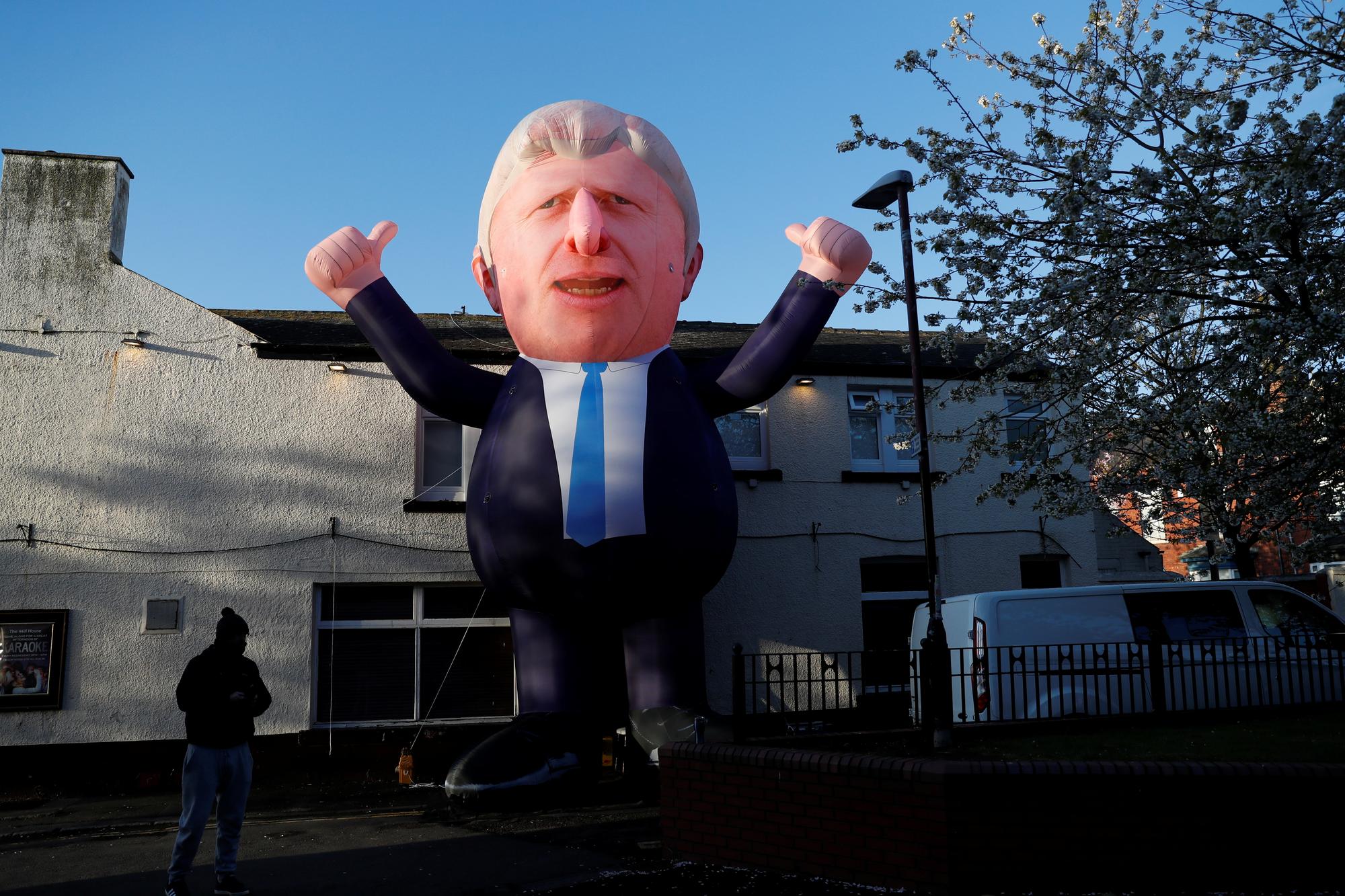 Un ballon géant représentant Boris Johnson, bras et pouces levés en signe de victoire. [Reuters - Lee Smith]