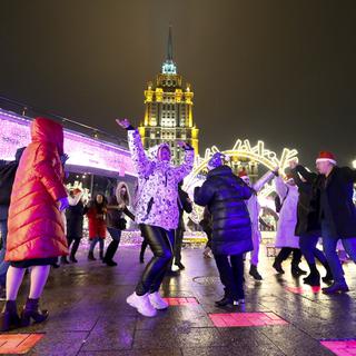 Passengers of a party bus celebrate New Year after driving through Moscow, Russia, Friday, Jan. 1, 2021. While restaurants and other entertainment venues close its doors across the country at 23:00, Muscovites look for ways to bend the coronavirus restrictions. One of them is a party bus whose owners offer to spend the New Year night touring around the city and having drinks with other strangers. (AP Photo/Alexander Zemlianichenko Jr) [AP Photo/Keystone - Alexander Zemlianichenko Jr]