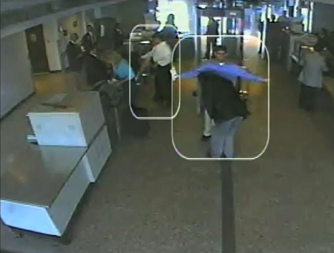Deux terroristes passent sans problème les portiques de sécurité à l'aéroport de Washington Dulles. [Département américain de la Justice]
