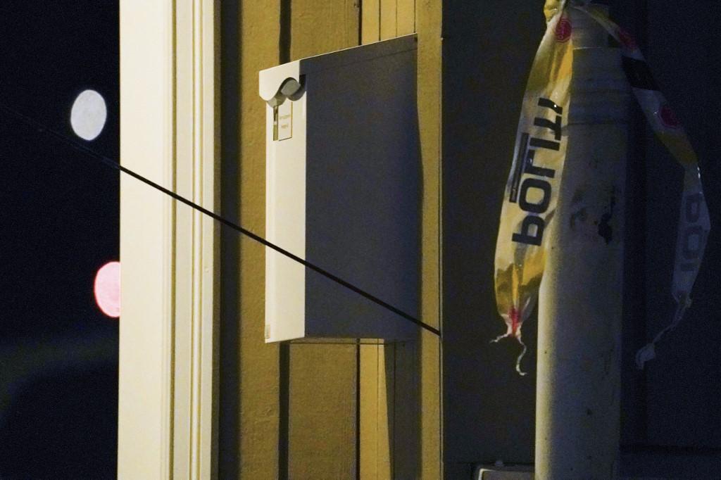 Une flèche noire est plantée dans un mur sur le lieu de l'attaque où un homme armé d'un arc à Kongsberg, en Norvège, a fait cinq morts et deux blessés. [AFP - Terje Bendiksby / NTB]