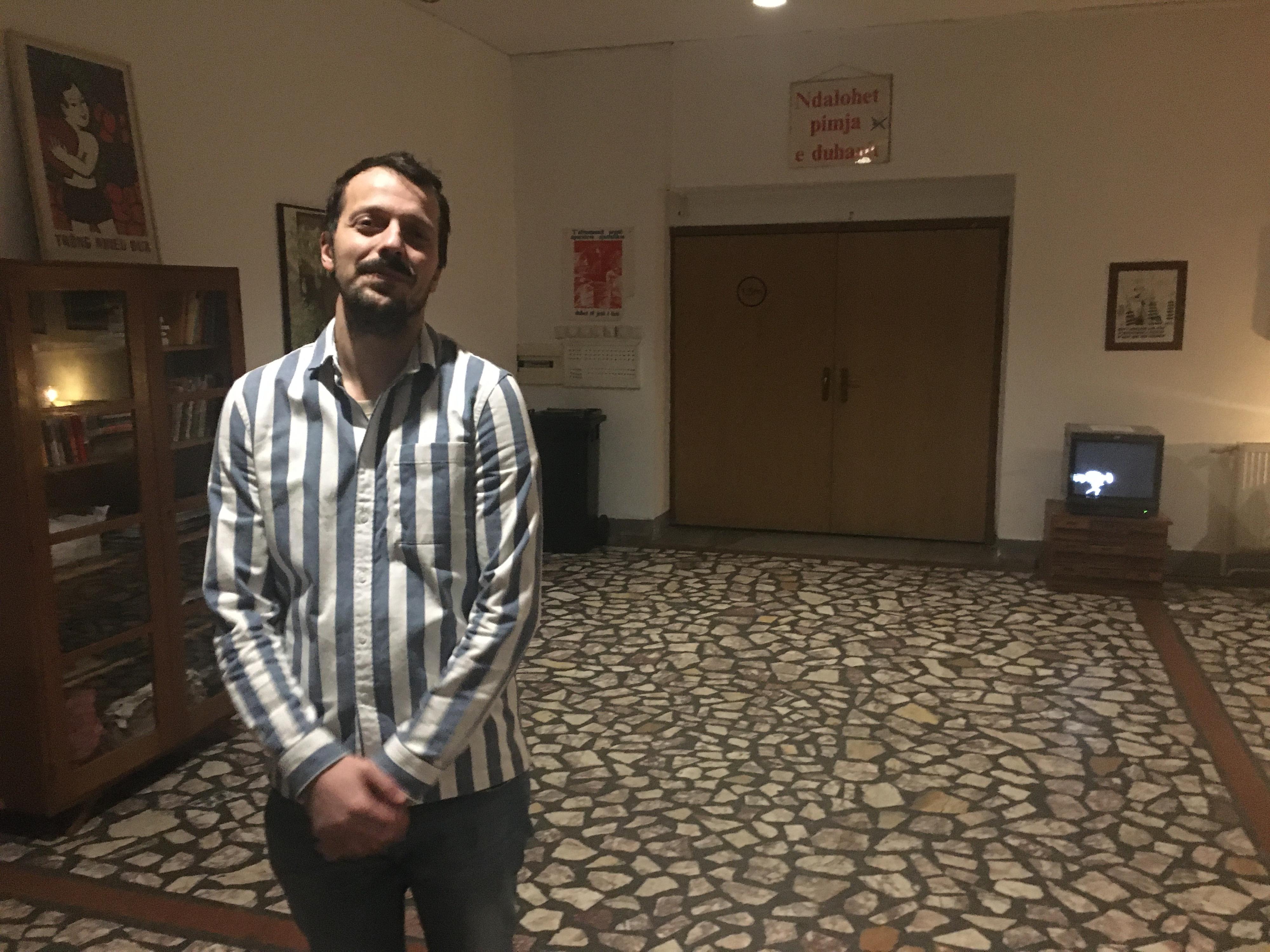 Ilir Hasanaj est aujourd’hui le programmateur du cinéma Alternatif Armata à Pristina. [RTS - Anouk Henry]