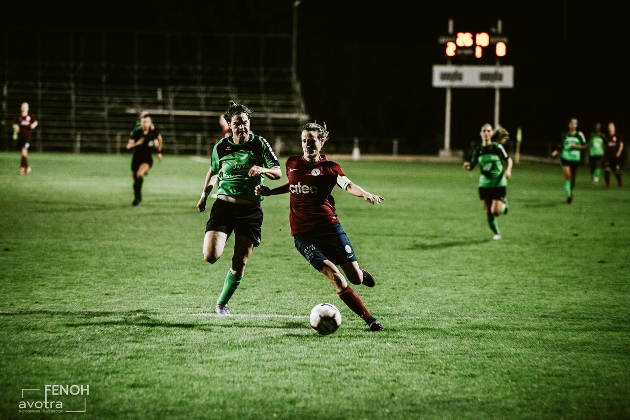 Maeva Sarrasin (à dr.) lors du premier derby de la saison entre le Servette FCCF et Yverdon. [Fenoh Avotra - Servette FCCF]