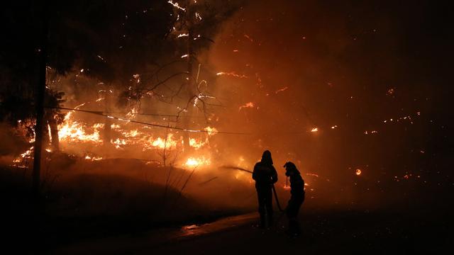 Les soldats du feu grecs ont combattu toute la nuit un violent incendie à 30 km au nord d'Athènes. [Keystone/EPA - Alexander Beltes]