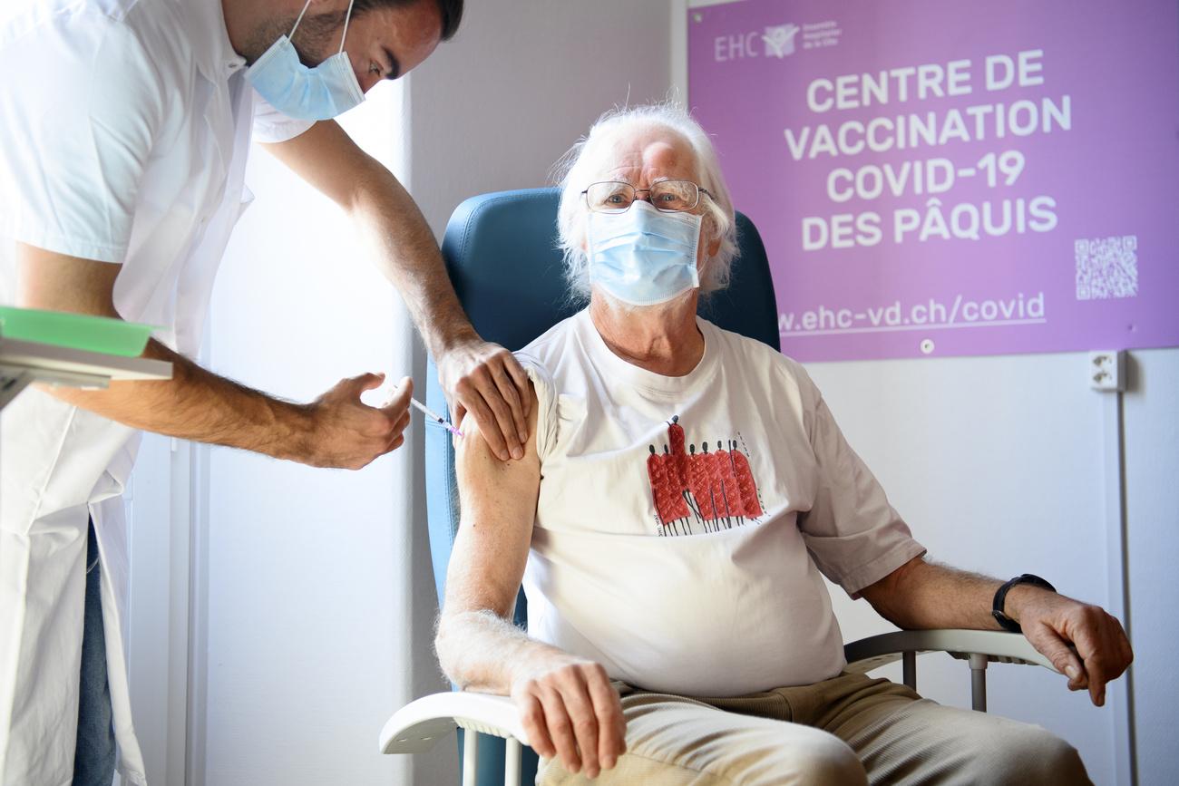 Jacques Dubochet s'est fait vacciner contre le Covid-19 lundi. [Keystone - Laurent Gillieron]