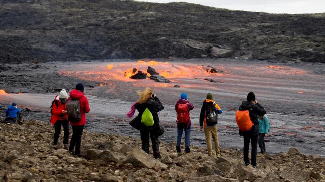 Des touristes admirent l'éruption à proximité du mont Fagradalsfjall,en Islande, le 15 septembre 2021. [AFP - Jeremie Richard]