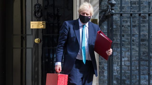 Le Premier ministre britannique, Boris Johnson, quitte le 10 Downing Street pour se rendre au Parlement. Londres, le 11 mai 2021. [Keystone/epa - Vickie Flores]