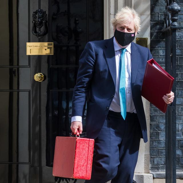 Le Premier ministre britannique, Boris Johnson, quitte le 10 Downing Street pour se rendre au Parlement. Londres, le 11 mai 2021. [Keystone/epa - Vickie Flores]