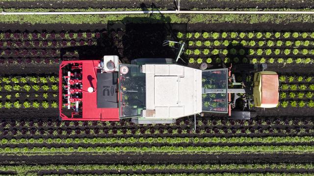 Vue de haut d'un tracteur dans un champ. [Keystone - Anthony Anex]