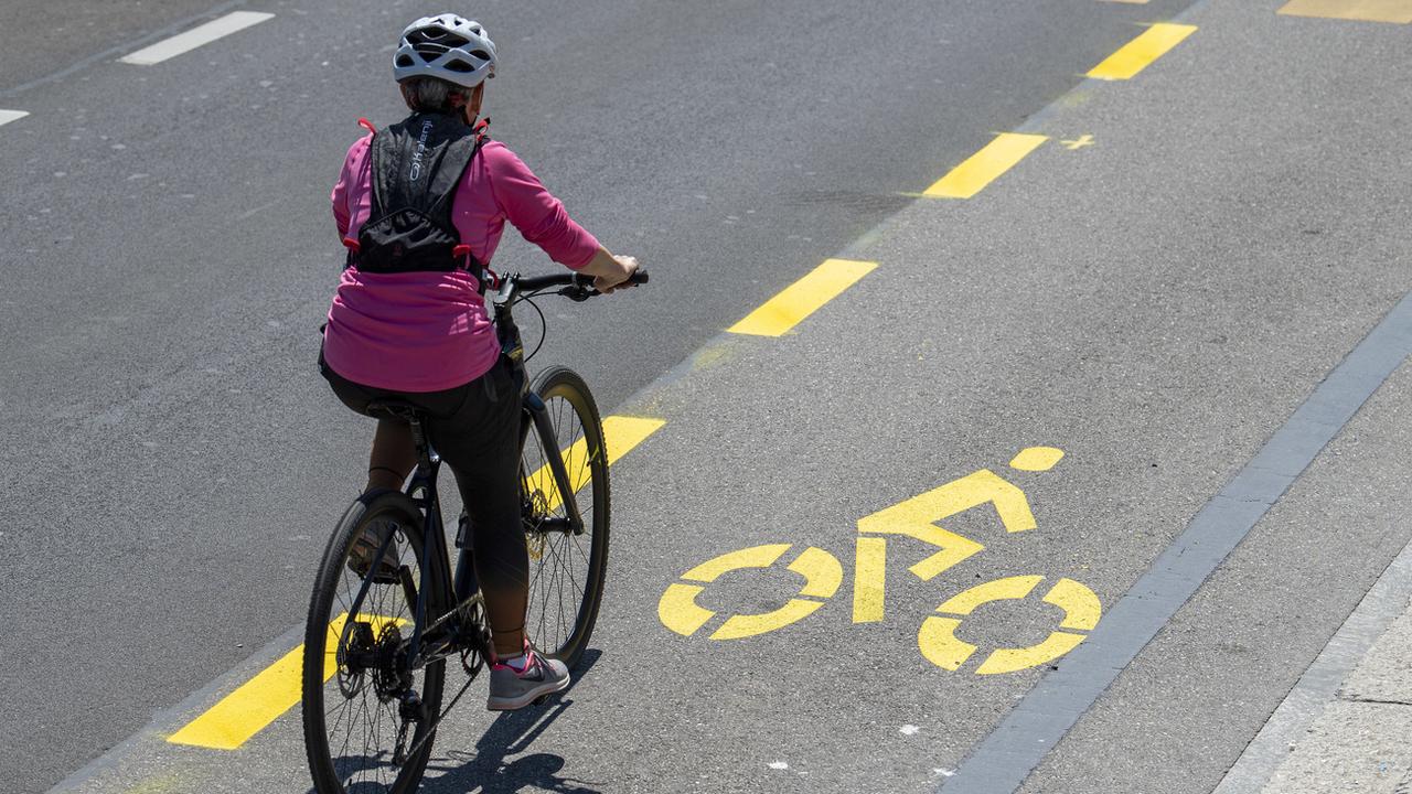 Créer des pistes cyclables au détriment de places de parc dans le canton de Vaud? [Keystone - Martial Trezzini]