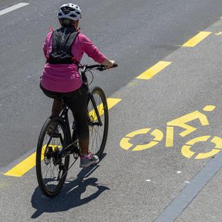 Créer des pistes cyclables au détriment de places de parc dans le canton de Vaud? [Keystone - Martial Trezzini]