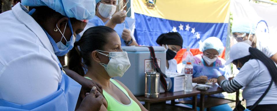 Les autorités vénézuéliennes dénoncent les effets de leur exclusion du système bancaire du fait des sanctions internationales sur l'achat de vaccins contre le coronavirus. [NURPHOTO VIA AFP - EYEPIX]