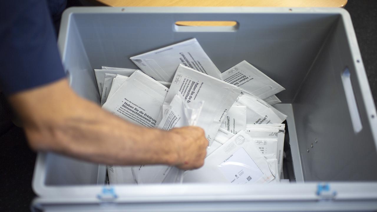 Des enveloppes de vote par correspondance sont triées à Rüte, en Appenzell Rhodes-Intérieures. [KEYSTONE - Gian Ehrenzeller]