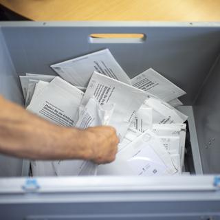 Des enveloppes de vote par correspondance sont triées à Rüte, en Appenzell Rhodes-Intérieures. [KEYSTONE - Gian Ehrenzeller]