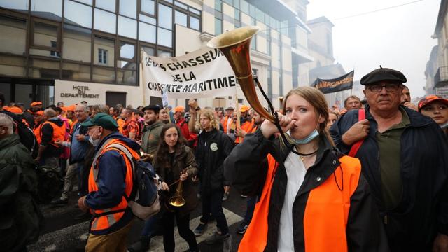 Des milliers de personnes ont manifesté à Mont-de-Marsan (sud-ouest de la France) pour défendre des "traditions en danger". [AFP - Sebastien Lapeyrere / Hans Lucas]