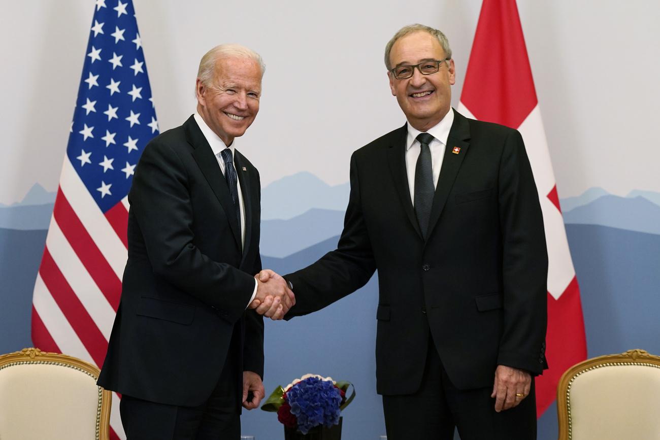 La poignée de main entre le président américain Joe Biden et le président de la Confédération Guy Parmelin, le 15 juin 2021 à l'hôtel Intercontinental à Genève. [AP/Keystone - Patrick Semansky]