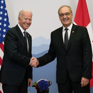 La poignée de main entre le président américain Joe Biden et le président de la Confédération Guy Parmelin, le 15 juin 2021 à l'hôtel Intercontinental à Genève. [AP/Keystone - Patrick Semansky]
