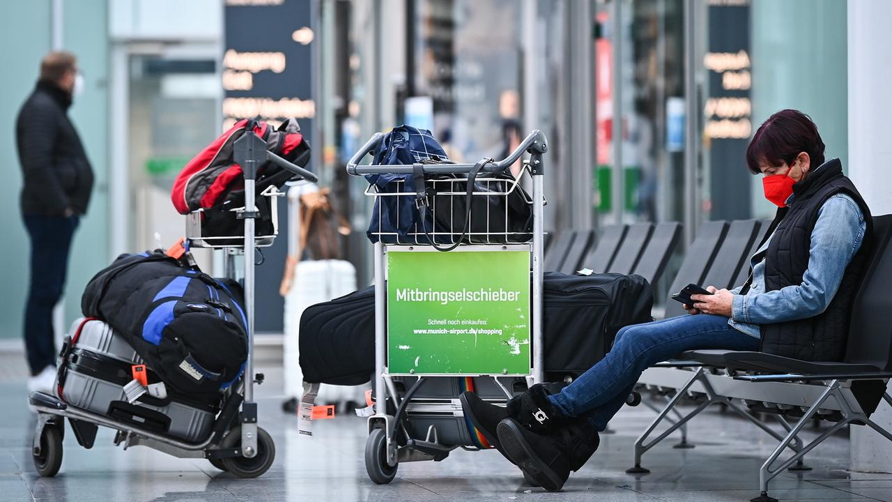Des voyageurs à l'aéroport de Munich, le 27 novembre 2021. [EPA/Keystone - Philipp Guelland]