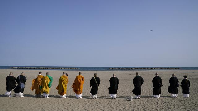 Des moines bouddhistes réconfortent les âmes des victimes du tremblement de terre et du tsunami dévastateurs du 11 mars 2011. Sendai, le 11 mars 2021, à 14h46, heure du séisme. [Keystone/epa - Kimimasa Mayama]