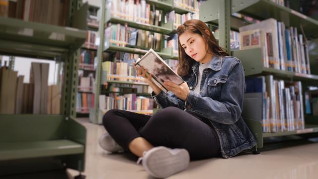 La littérature pour adolescent.e.s connaît un vrai boom. [Depositphotos - kokliang]