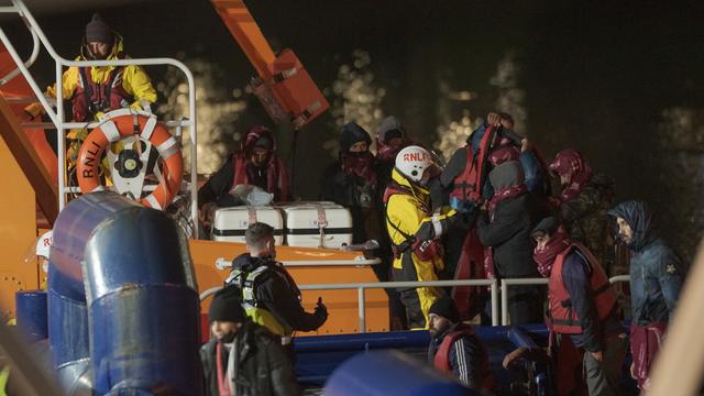 Des migrants secourus en mer débarquent à Douvres, en France, jeudi 25.11.2021. [EPA/Keystone - Stuart Brock]