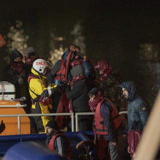 Des migrants secourus en mer débarquent à Douvres, en France, jeudi 25.11.2021. [EPA/Keystone - Stuart Brock]