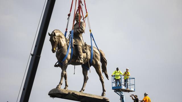 Une nouvelle capsule temporelle a été découverte lundi dans le socle d'une statue d'un général confédéré déboulonnée en septembre, après un premier réceptacle ouvert il y a une semaine. L'objet a relancé les espoirs de découvrir une photo d'Abraham Lincoln très attendue par les collectionneurs. [KEYSTONE - JIM LO SCALZO]