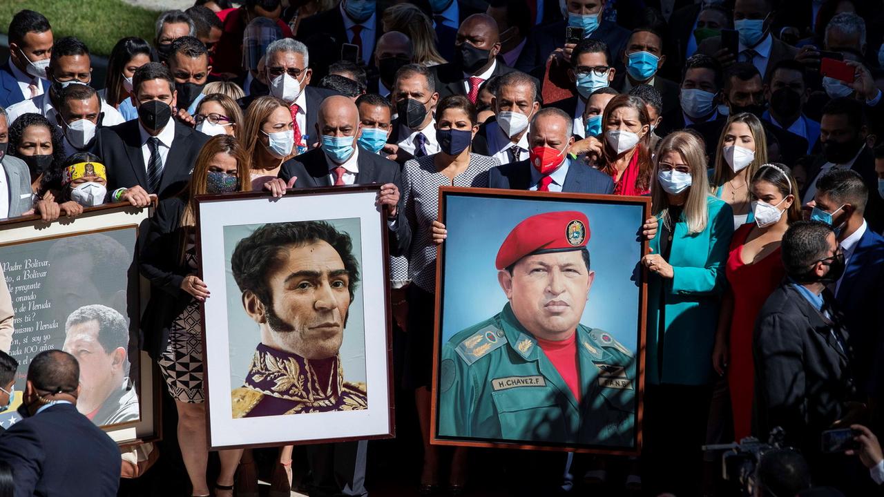 Les parlementaires vénézuéliens ont brandi des portraits du héros révolutionnaire Simon Bolivar et du défunt président vénézuélien Hugo Chavez. [Keystone - EPA/Rayner Pena]