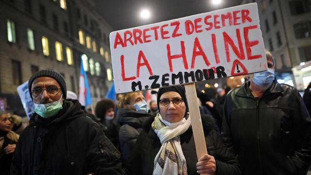 La manifestation contre la venue d'Eric Zemmour a débuté dans les rues de Genève. [AFP - Fabrice Coffrini]