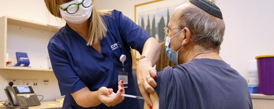 Israël appelle ce mardi ses citoyens âgés de plus de 30 ans à recevoir une troisième dose de vaccin. [AFP - Jack Guez]