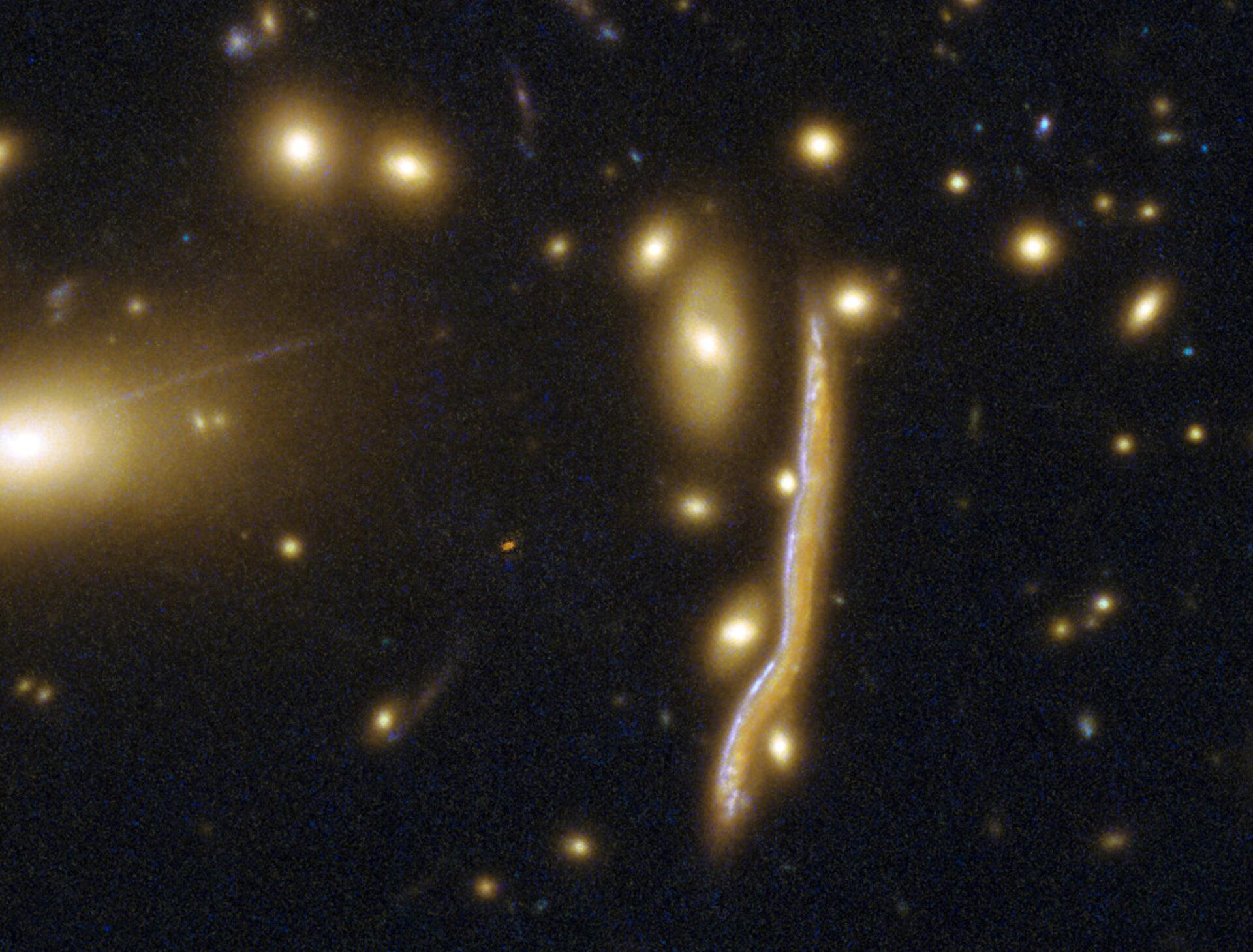 La lointaine galaxie du Cosmic Snake, le Serpent Cosmique, renferme des crèches d'étoiles. [CC BY 4.0 - ESA/Hubble, NASA]