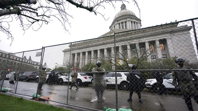 Le Capitole de Washington est gardé par la Garde Nationale. [Keystone/AP Photo - Ted S.Warren]