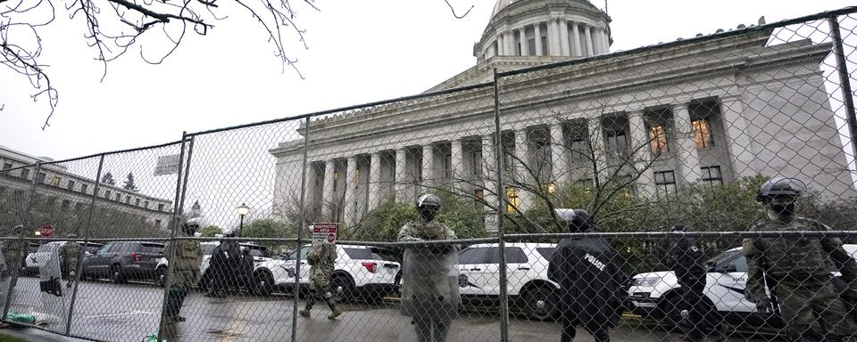 Le Capitole de Washington est gardé par la Garde Nationale. [Keystone/AP Photo - Ted S.Warren]