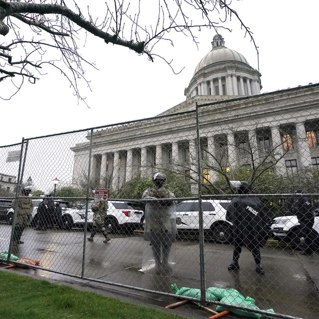 Le Capitole de Washington est gardé par la Garde Nationale. [Keystone/AP Photo - Ted S.Warren]