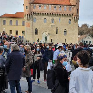Les manifestants à la place du Château à Lausanne, vendredi 26.03.2021. [RTS - Malika Scialom]