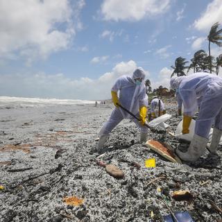 Une plage du Sri Lanka est polluée par des tonnes de plastique d'un navire en feu. [Keystone/EPA - Chamila Karunarathne]