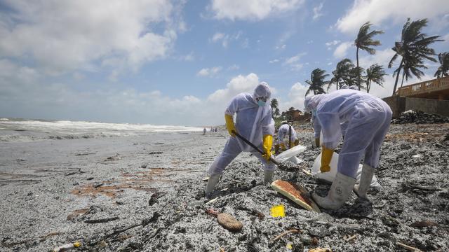 Une plage du Sri Lanka est polluée par des tonnes de plastique d'un navire en feu. [Keystone/EPA - Chamila Karunarathne]