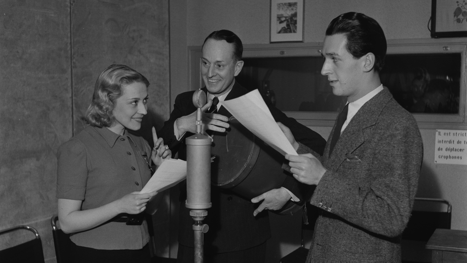 Jane Savigny avec  William Aguet et une personne non identifié dans les studios de Radio Lausanne.