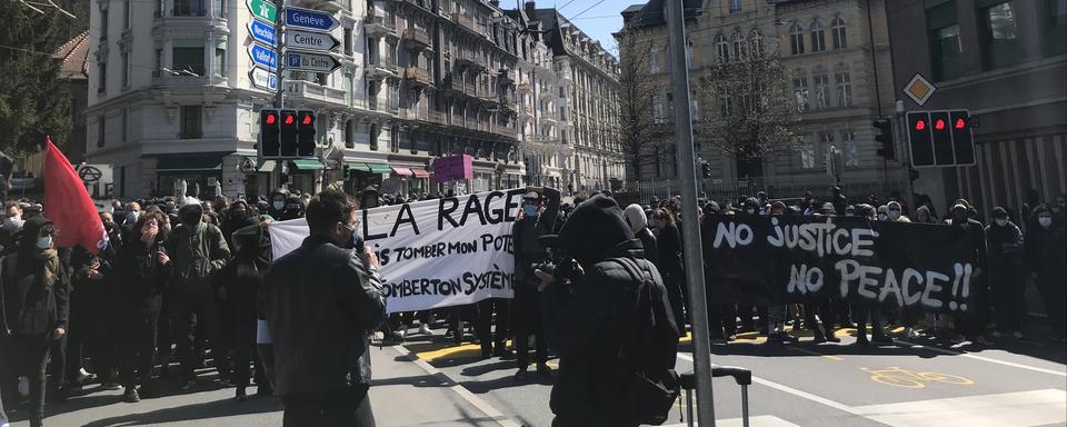 Manifestation à Lausanne en faveur de la ZAD du Mormont, le 3 avril 2021. [RTS - Xavier Alonso]