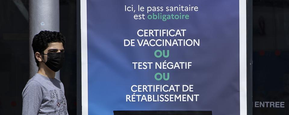 Le pass sanitaire se généralise pour accéder aux lieux publics en France. [EPA/Keystone - Ian Langsdon]