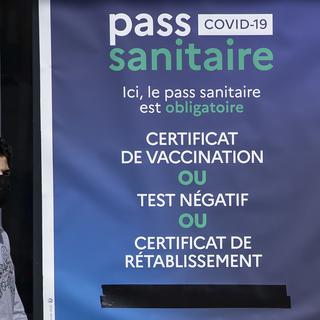 Le pass sanitaire se généralise pour accéder aux lieux publics en France. [EPA/Keystone - Ian Langsdon]