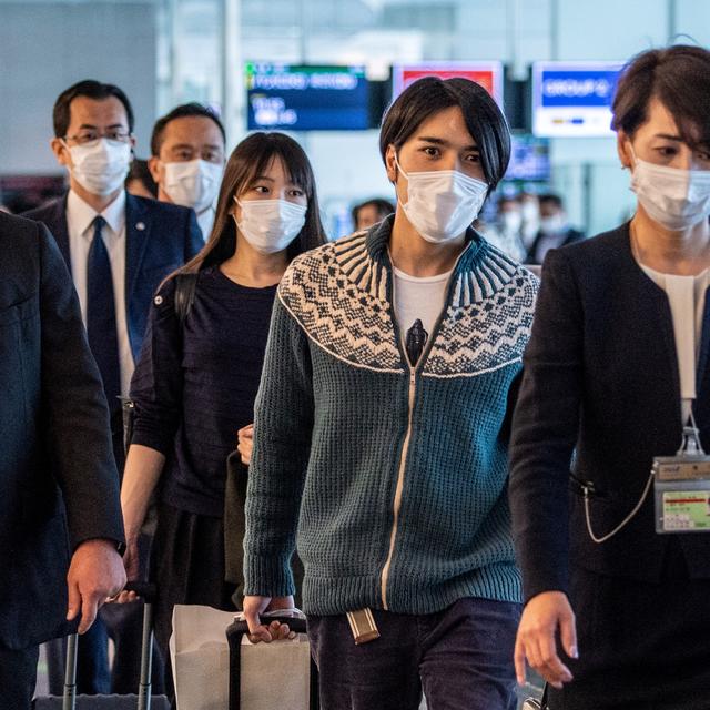 L'ancienne princesse du Japon Mako Komuro et son mari Kei Komuro arrivent à New York. [AFP - Philip Fong]