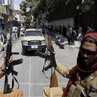 Des talibans patrouillent dans la rue à Kaboul, le 19 août 2021. [AP/Keystone - Rahmat Gul]