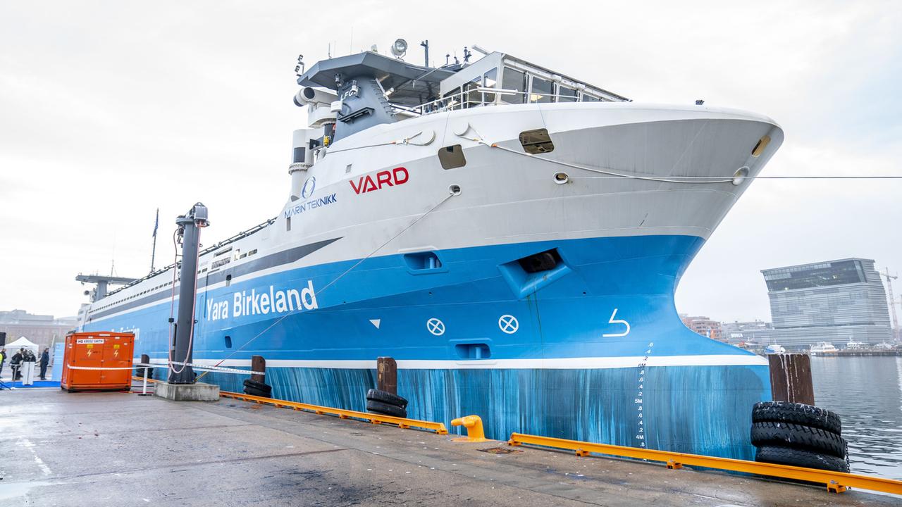 Le Yara Birkeland va convoyer par la mer des conteneurs d'engrais. [NTB/AP/Keystone - Torstein Bà]