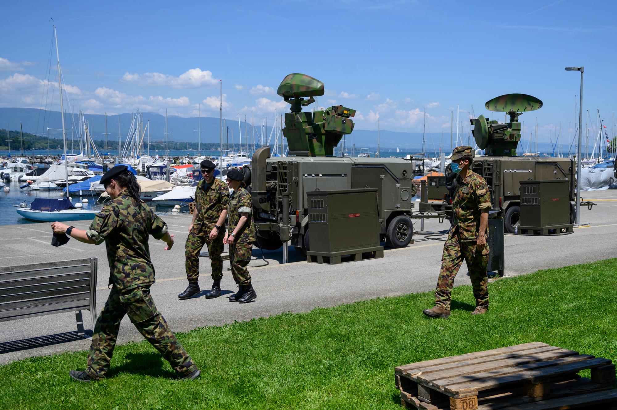 Des soldats et soldates sur les quais à Genève pour préparer le sommet Biden-Poutine. [AFP - Fabrice Coffrini]