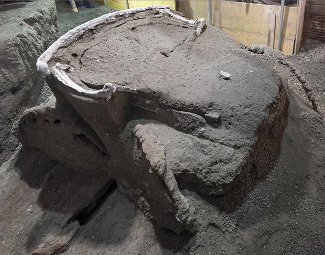 Le char a été découvert dans un porche devant une écurie. [Keystone - EPA/Press Office of the Archaeological Park of Pompeii]