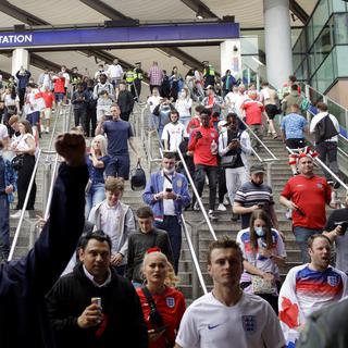 Des fans de l'Angleterre à Wembley Park Station avant la finale de l'Euro. [AP Photo/Keystone - David Cliff]